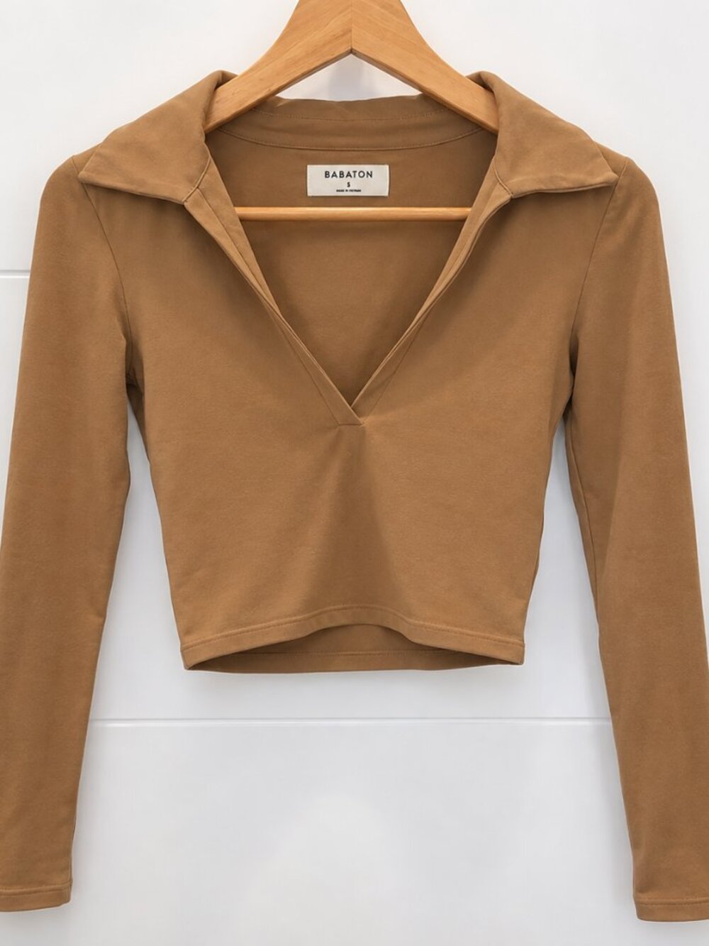 Aritzia Babaton Camel Cropped Long-Sleeve Polo Top – S